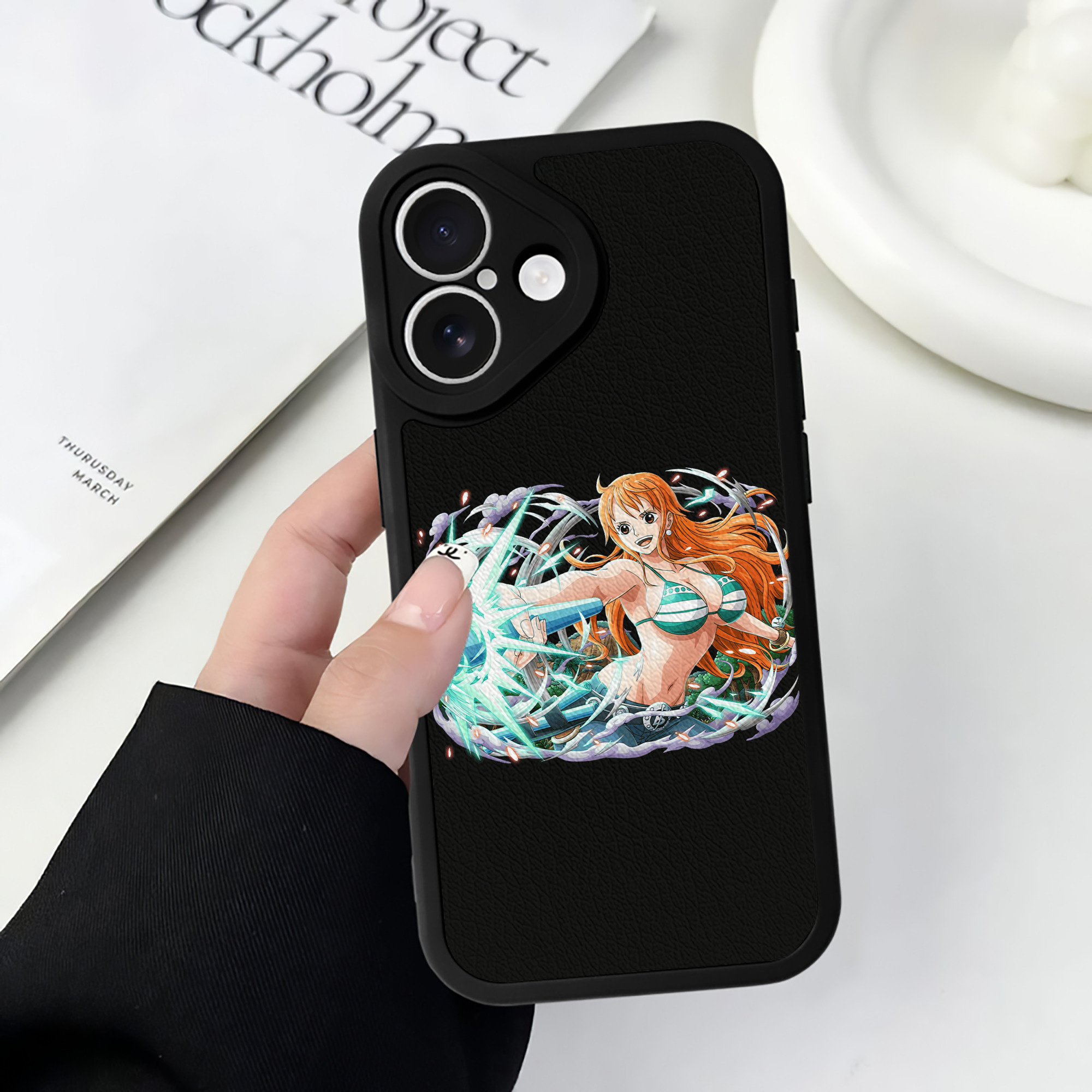 （画像用） ワンピース ナミ ONE PIECE Nami 【iPhone 16シリーズ対応】シリコンスマホケース（レザー調） 材質：シリコン
